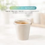 Bicchiere in carta per bevande calde con coperchio trasparente conforme alle normative alimentari