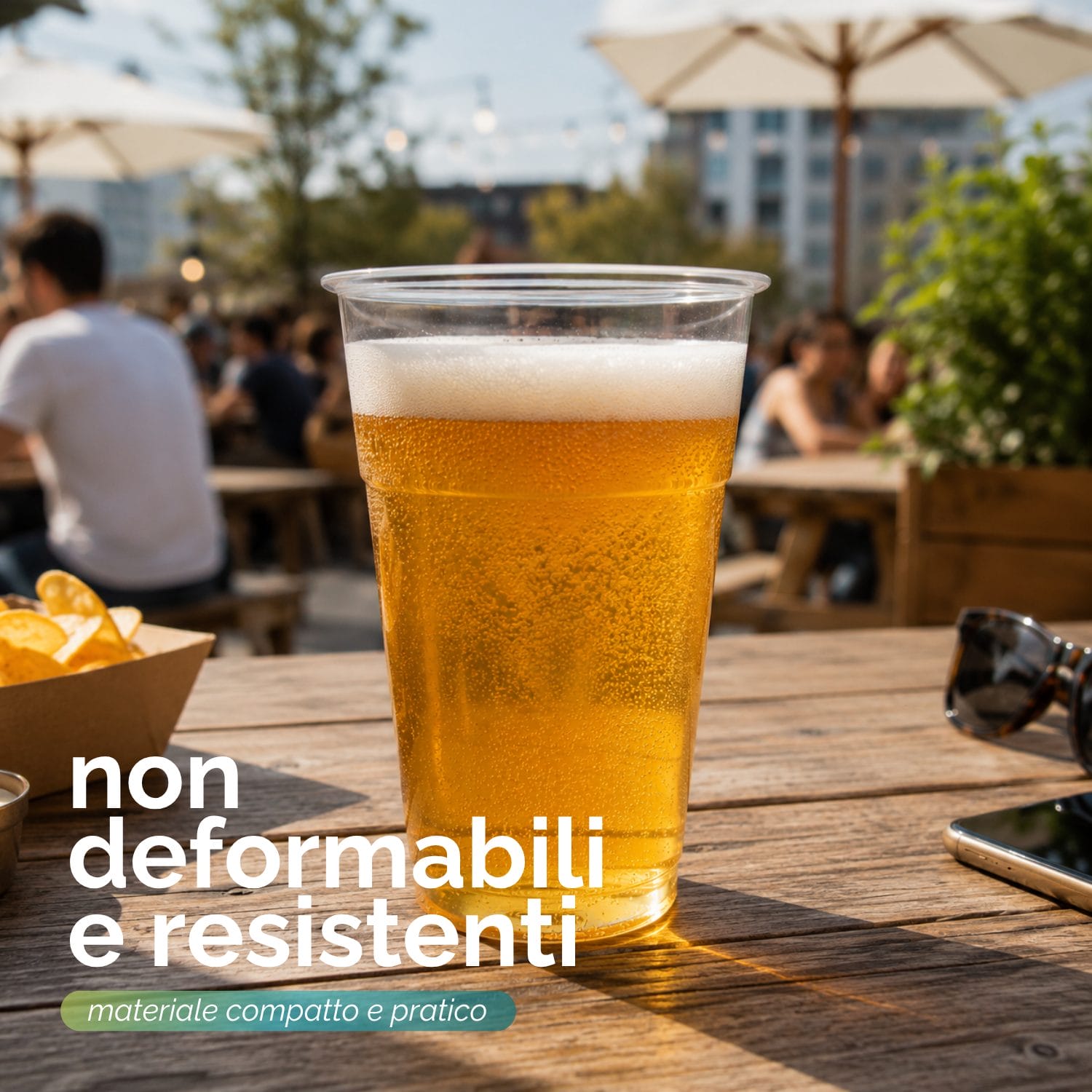Bicchiere Kristal trasparente con birra servita all’aperto, resistente e pratico per eventi