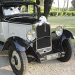 coccarda-auto-sposi Decorazione per auto nuziale con fiocco ornamentale, perfetta per cortei e celebrazioni matrimoniali