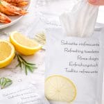 Salvietta rinfrescante al limone monouso estratta dalla confezione pratica e igienica
