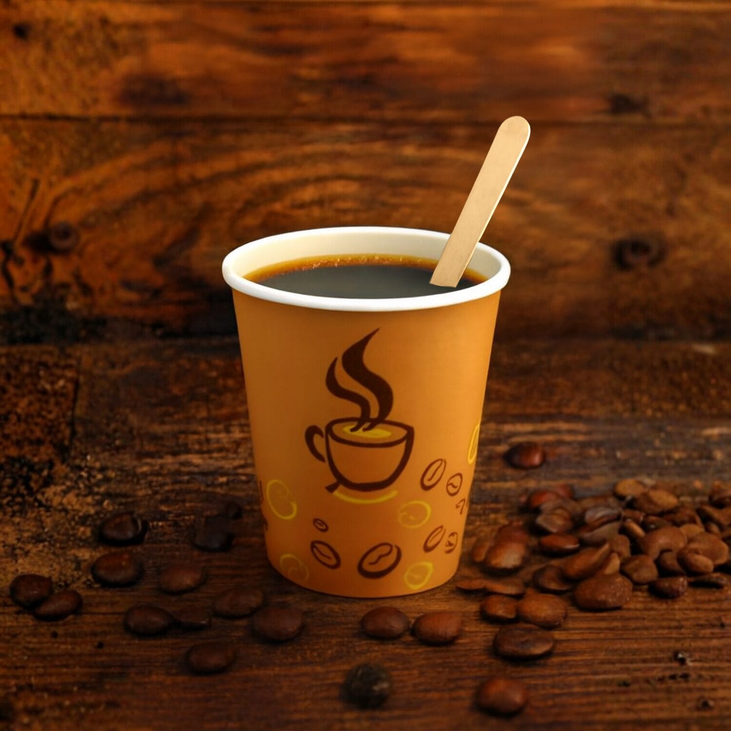 Bicchierino caffè chicco con paletta in legno e chicchi ambientato su tavolo rustico