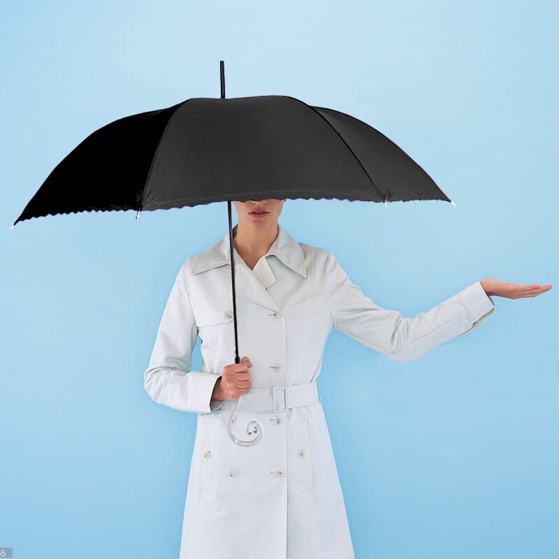 Ombrello da pioggia a cupola nero con 8 stecche e manico elegante