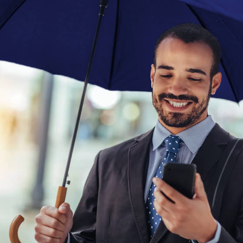 ombrelli-8Sstecche-blu Ombrello da pioggia blu. Ombrello antivento a 8 stecche con struttura rinforzata e manico in legno