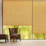 Tenda-bamboo-coreografica Tende bamboo naturali per interni su grandi finestre con vista esterna