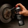 Pulitore freni Ambro-Sol spray applicato su disco freno per rimuovere olio e residui