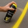 Spray tracciante giallo usato per tracciare linee sull’asfalto