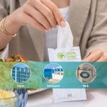 Salvietta al limone monouso estratta dalla confezione 100% biodegradabile