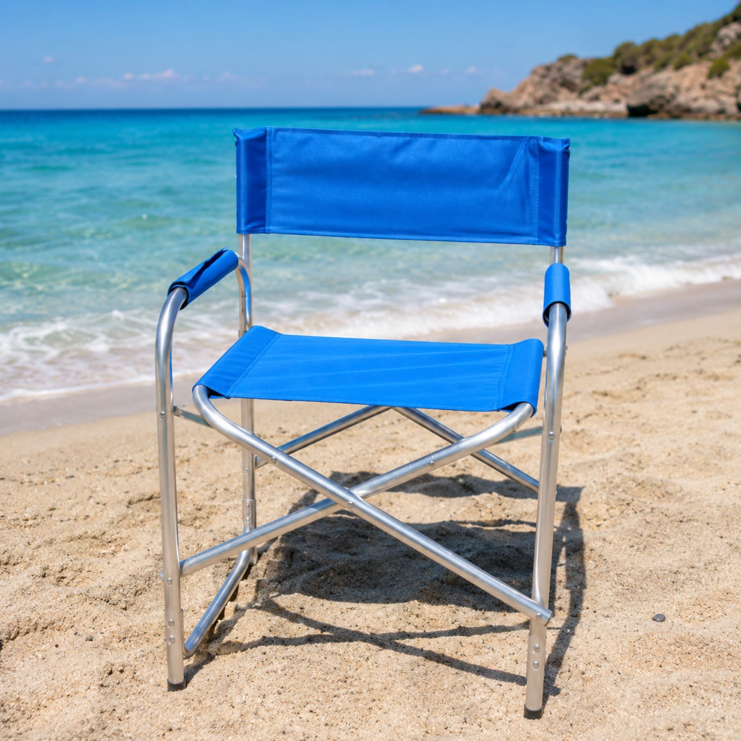 Sedia da regista blu pieghevole posizionata sulla sabbia vicino al mare per relax all'aperto