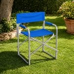 Sedia da regista blu in alluminio collocata su prato verde per giardino, terrazza e relax outdoor