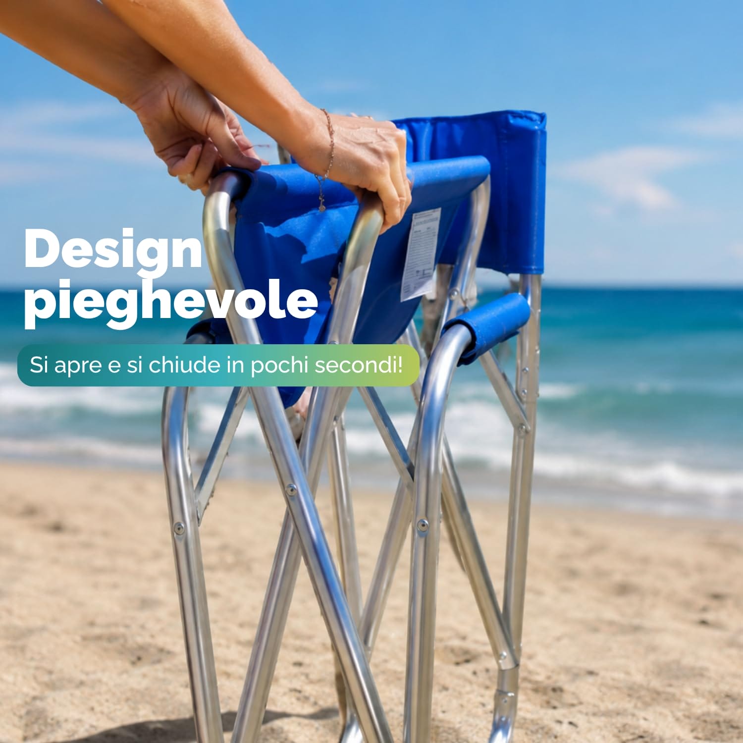 Sedia da regista pieghevole blu in alluminio mentre viene chiusa sulla spiaggia, pratica per mare e campeggio