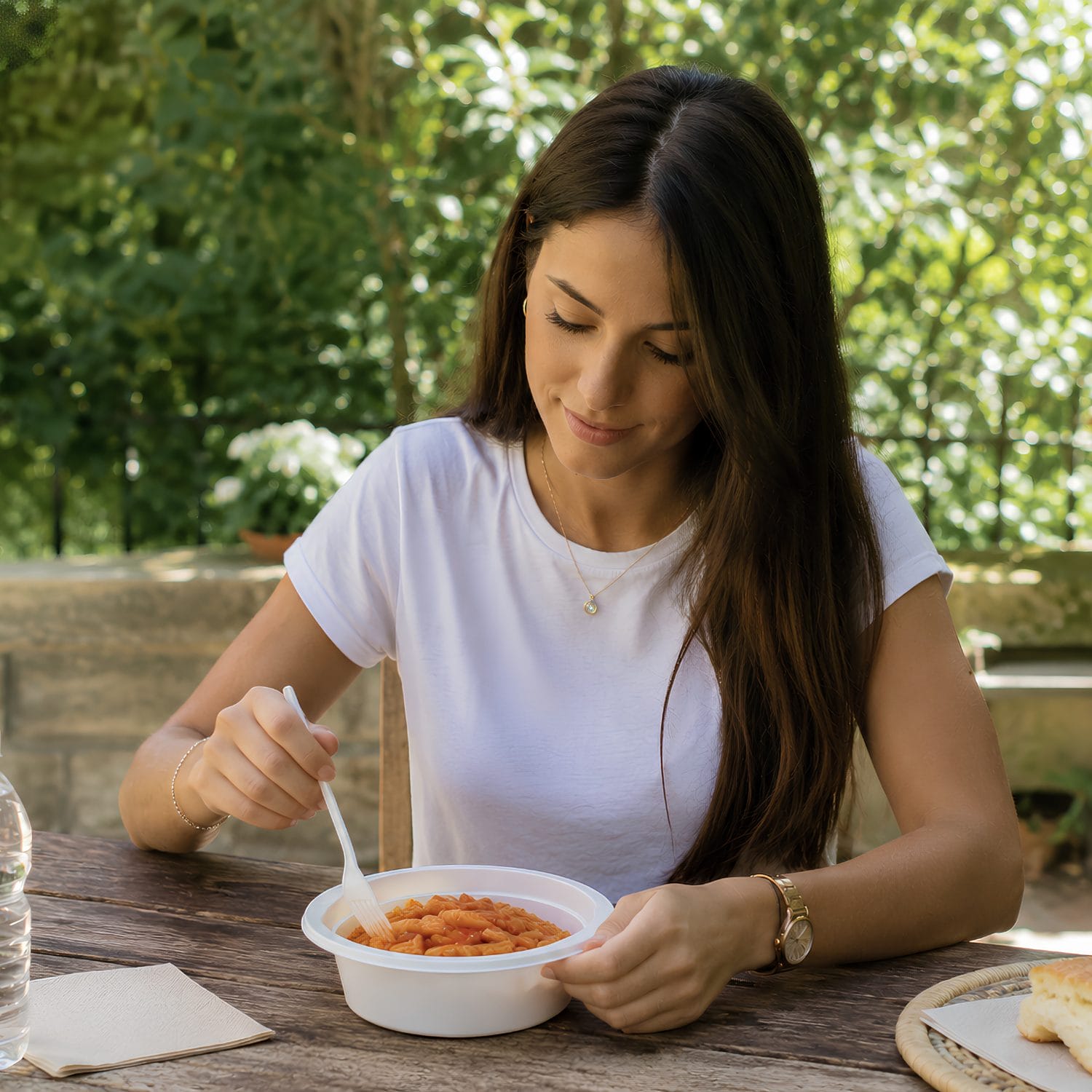 Persona che consuma un pasto in scodella riciclabile da 800 cc
