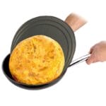 Coperchio girafrittate da 32 cm in uso con padella e frittata