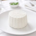 Formaggio fresco monoporzione ottenuto con fuscella rotonda rigata