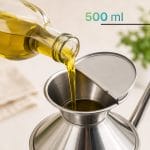 Oliera in acciaio inox 500 ml per cucina Oliera in acciaio inox 500 ml con coperchio aperto mentre viene riempita con olio