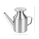 Oliera in acciaio inox 500 ml con misure Oliera in acciaio inox 500 ml con beccuccio da 10 cm e misure indicate su sfondo bianco
