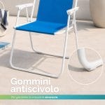 Sedia mare azzurra con piedini antiscivolo Dettaglio dei gommini antiscivolo della sedia da mare pieghevole azzurra con struttura bianca