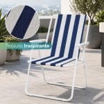 Sedia pieghevole da spiaggia in metallo con seduta a righe blu e bianche e dettaglio del tessuto traspirante