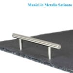dettaglio manico in metallo satinato su vassoio rettangolare in ardesia nera