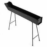 Barbecue per arrosticini a canaletta in acciaio verniciato nero con struttura rialzata e gambe pieghevoli su sfondo bianco