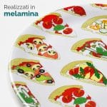 Primo piano ravvicinato della superficie lucida del piatto stampato con la scritta informativa realizzati in melamina