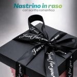 Nastrino in raso nero con scritta romantica su confezione regalo