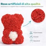 Rose artificiali rosse ad alta qualità su orsetto decorativo romantico