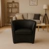 Poltrona a pozzetto nera elegante in ecopelle in salotto moderno