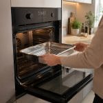Griglia inox per cottura in forno Griglia rialzata in acciaio inox con teglia inserita nel forno per cotture uniformi