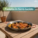 Padella paella 46 cm per 12 porzioni Padella per paella da 46 cm con paella di mare per 12 porzioni su tavolo da esterno