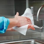 Asciugamano in carta usato per asciugare le mani dopo il lavaggio