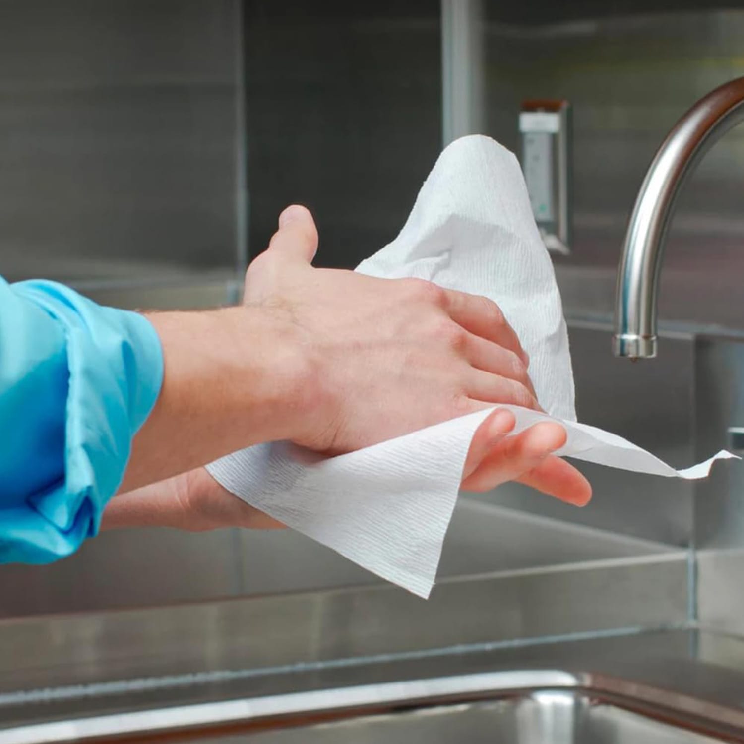 Asciugamano in carta usato per asciugare le mani dopo il lavaggio