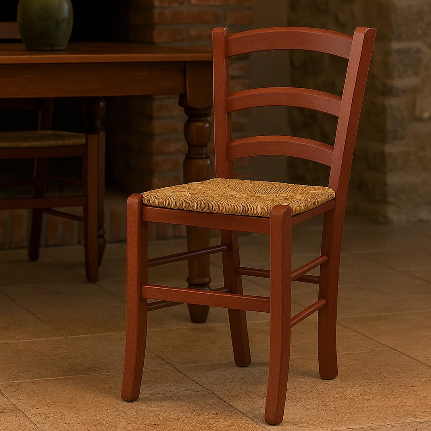 Sedia paesana in legno scuro con seduta in paglia, ambientata in cucina rustica con tavolo