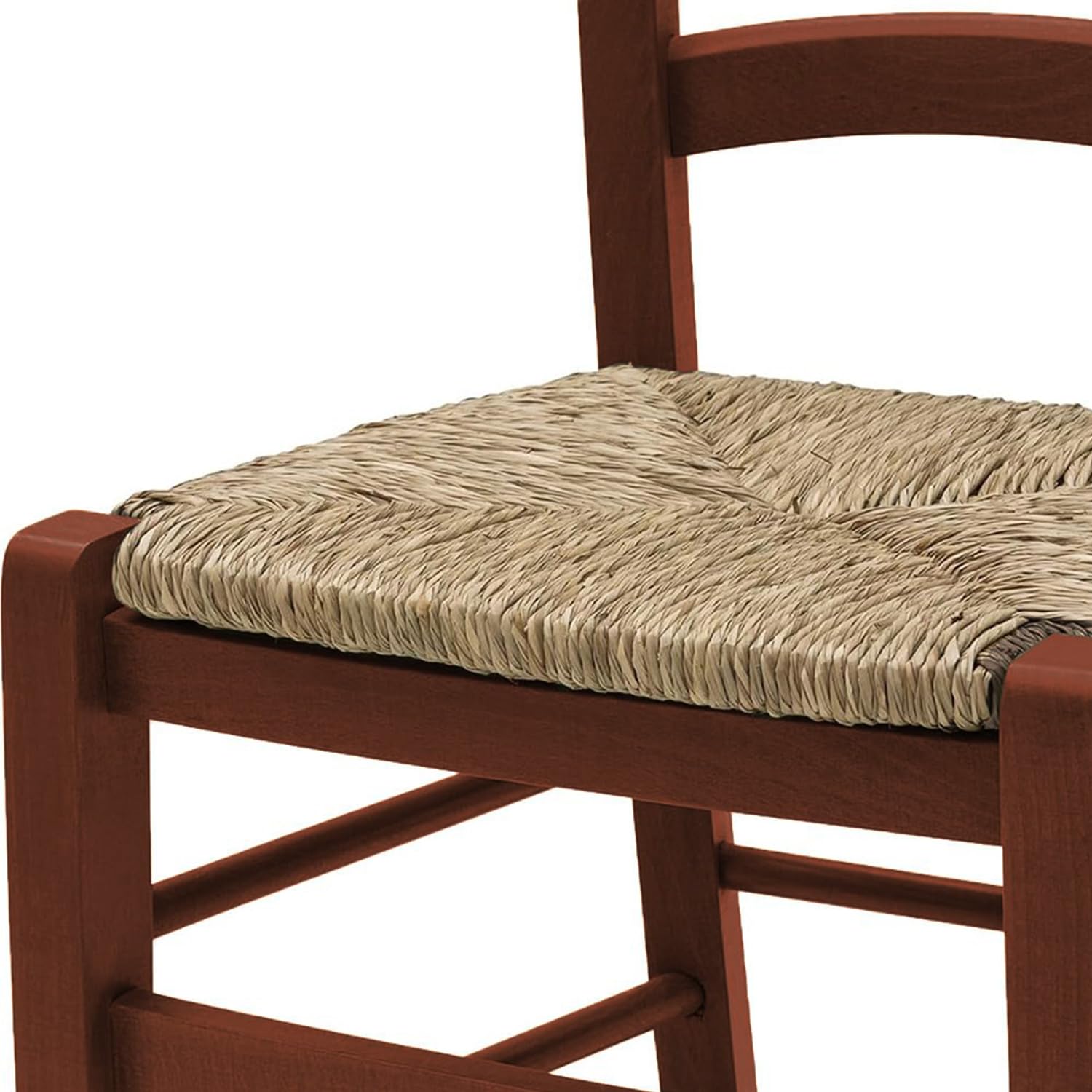 Dettaglio sedia in legno color noce scuro con seduta in paglia intrecciata, stile rustico