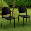 Sedie nere con schienale ovale su prato ideali per giardino e terrazzo