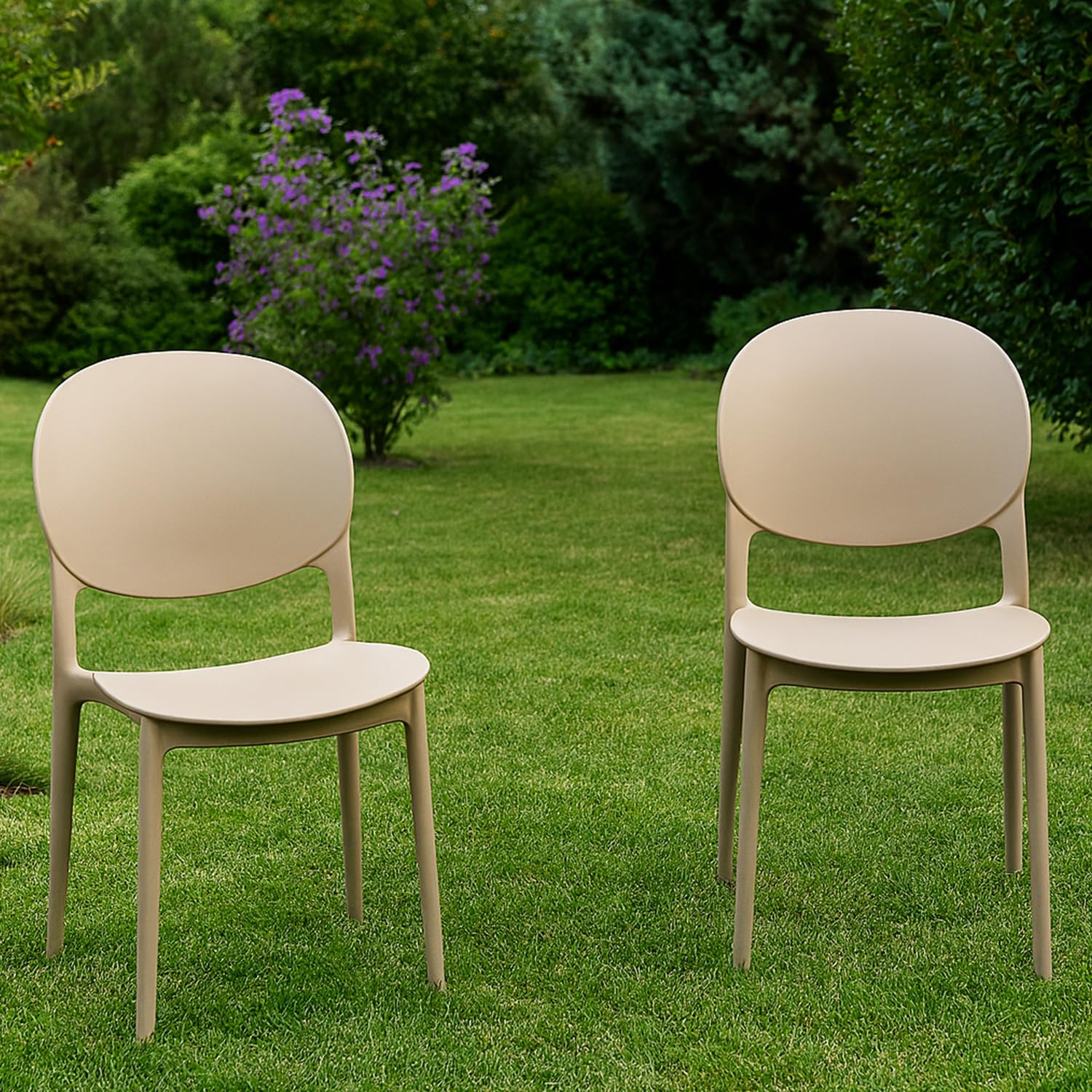 Sedie beige con schienale ovale su prato ideali per giardino e terrazzo