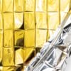 Dettaglio coperta isotermica oro e argento in PET riflettente per uso emergenza e soccorso