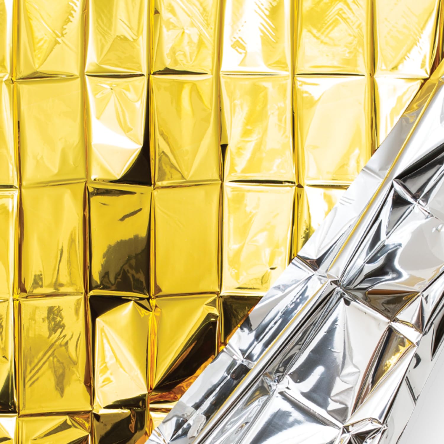 Dettaglio coperta isotermica oro e argento in PET riflettente per uso emergenza e soccorso