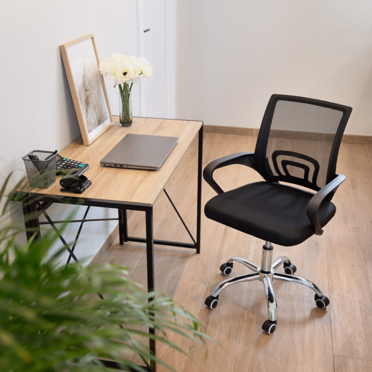 sedia da ufficio nera coreografica Sedia da ufficio ergonomica nera con schienale traspirante in ambiente ufficio moderno con scrivania