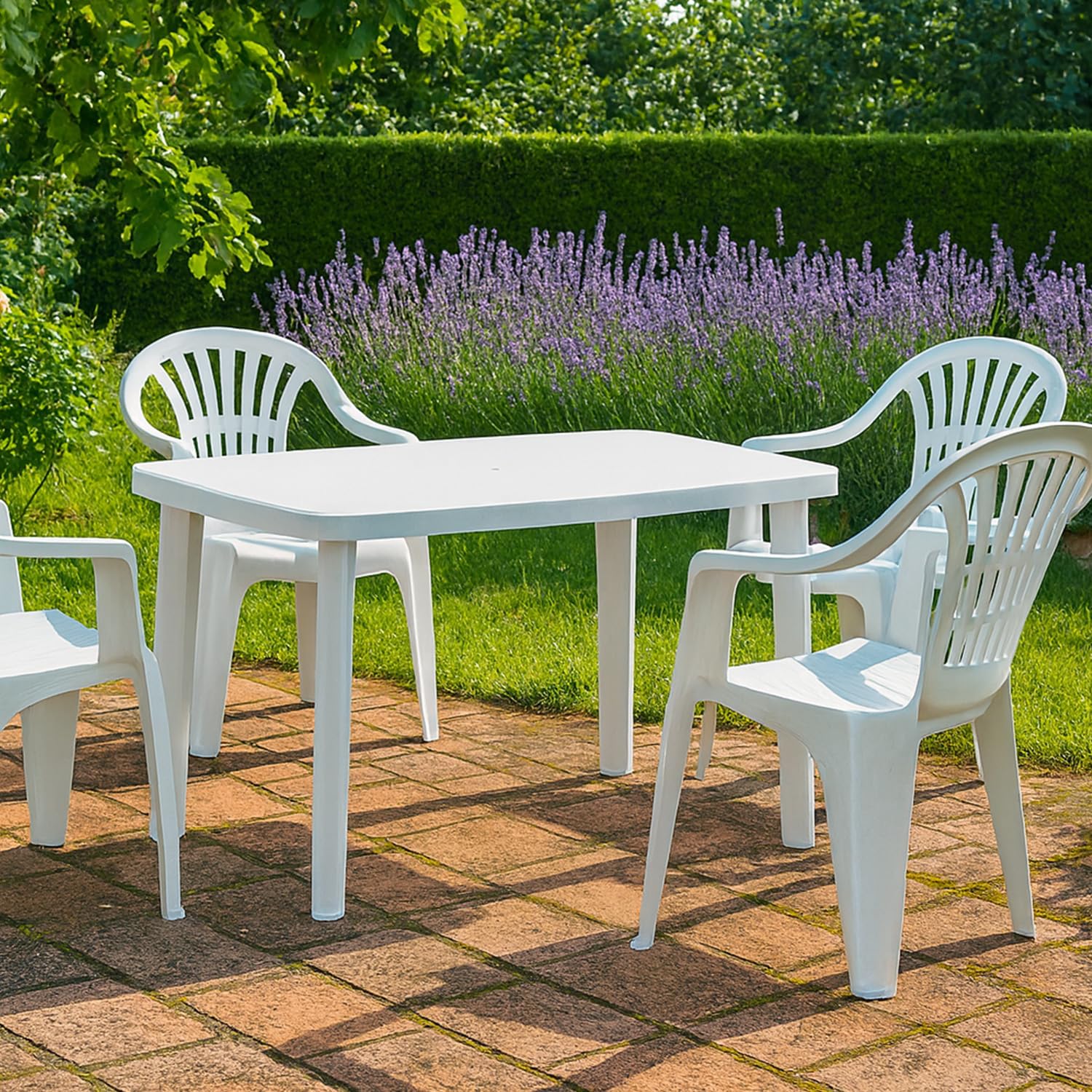 Tavolo ovale bianco con 4 sedie in plastica da esterno su patio con foro per ombrellone