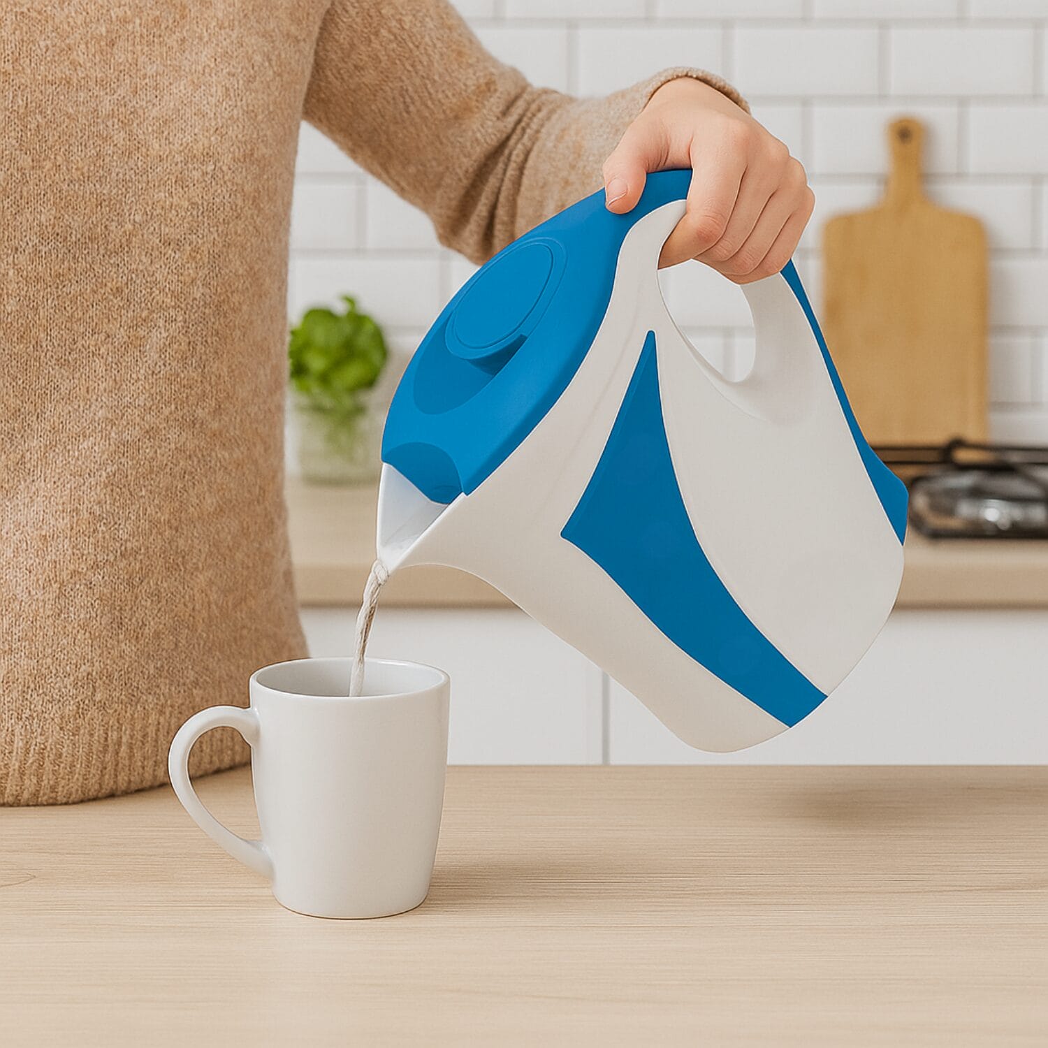 bollitore-elettrico-coreografica-blu Bollitore elettrico blu 1.7L in uso per preparare bevande calde in cucina