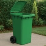 15-secchio-120l-coreografica Pattumiera verde da 120 litri in plastica con ruote e coperchio aperto per raccolta differenziata