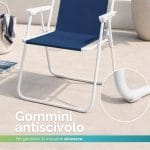 Sedia da spiaggia in metallo con gommini antiscivolo Dettaglio della struttura bianca di una sedia pieghevole da spiaggia con piedini antiscivolo e seduta blu