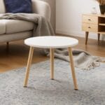 Tavolino basso rotondo in legno chiaro e piano bianco per salotto moderno