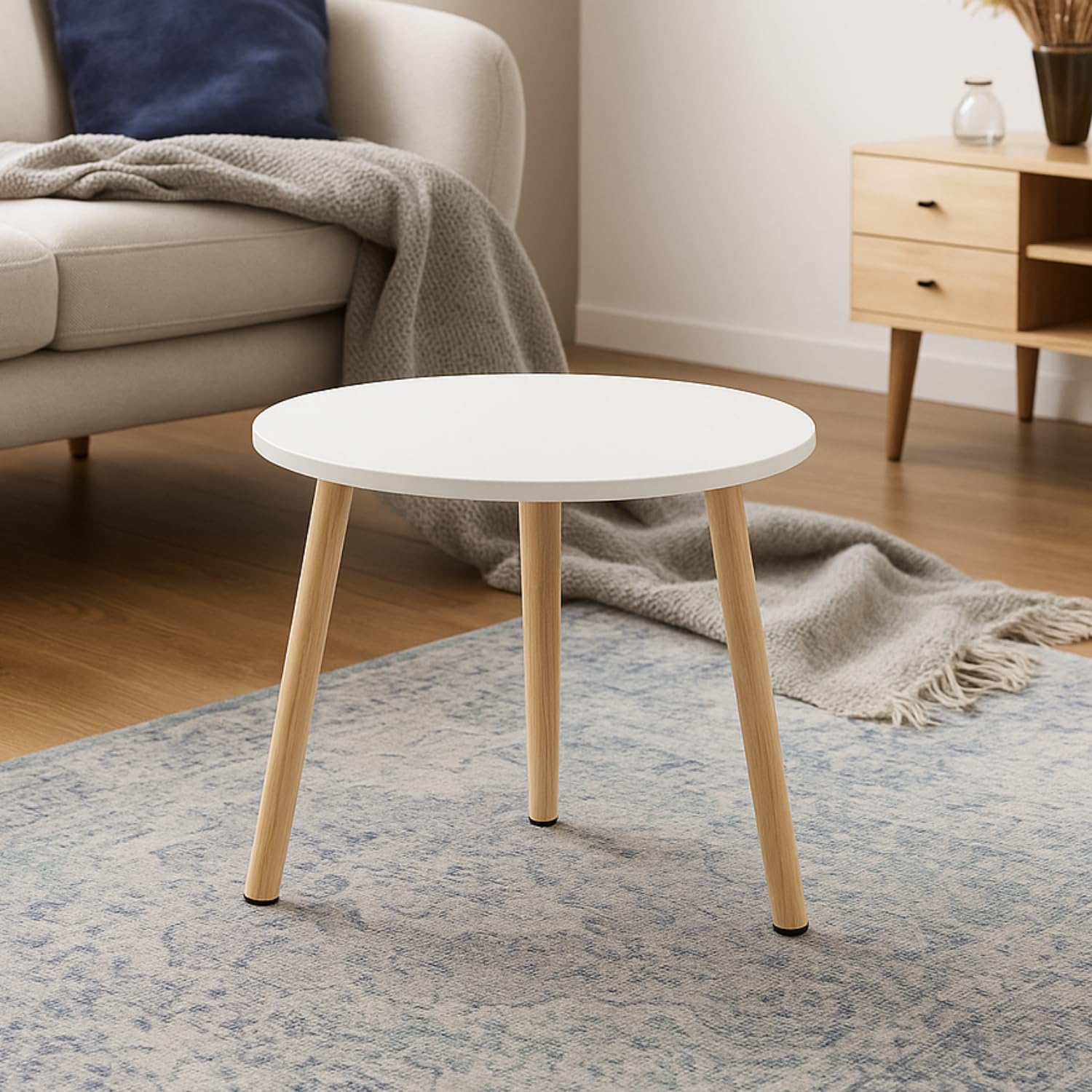 Tavolino basso rotondo in legno chiaro e piano bianco per salotto moderno