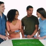 coreo-set-poker giocatori che si divertono con set poker completo e tappeto verde da tavolo