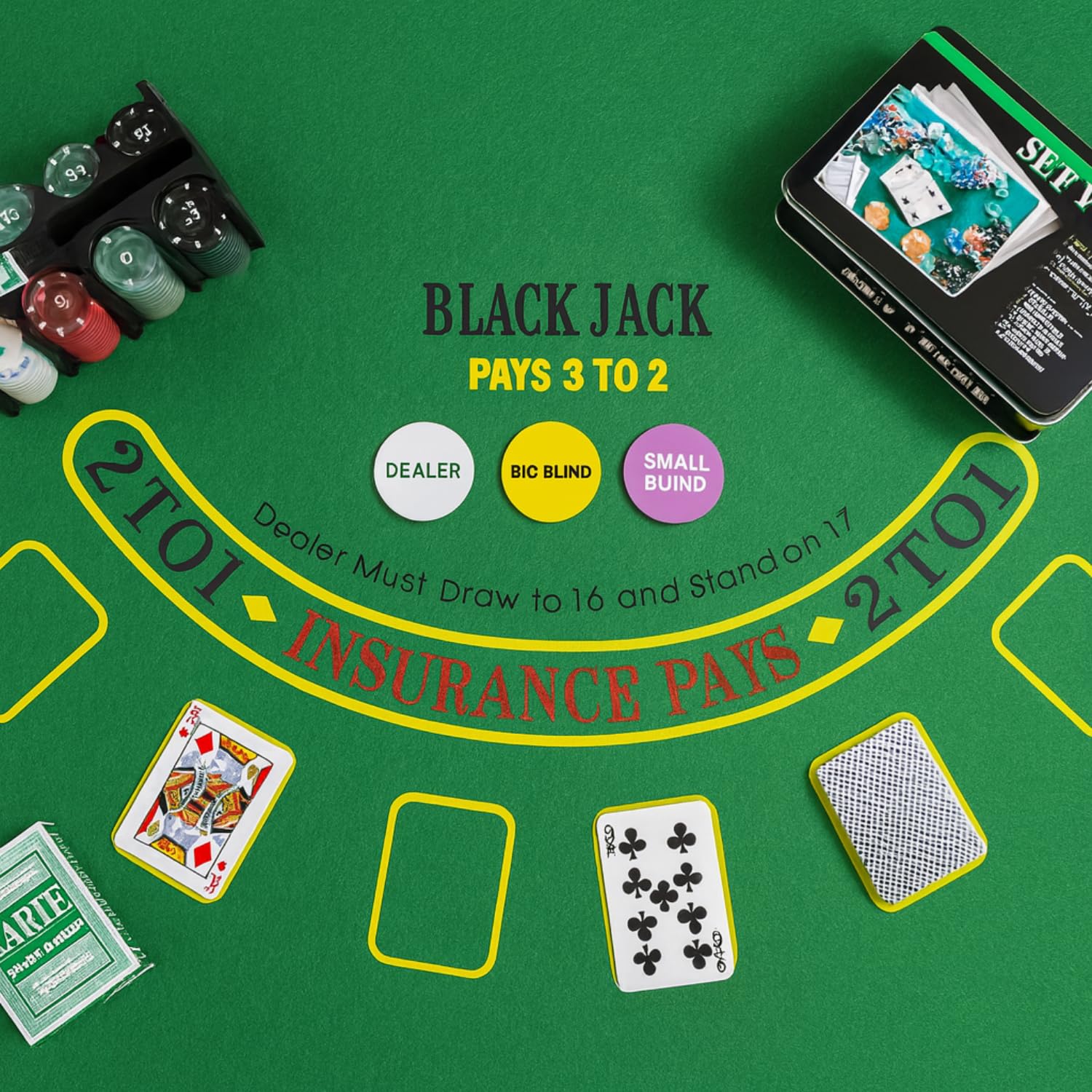tappeto poker verde con fiches, carte e bottoni da gioco per Texas Hold’em