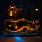 Villaggio natalizio luminoso con trenino e Babbo Natale – decorazione con luci calde e dettagli invernali