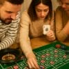 set-casinò-coreografica (2) Persone che giocano alla roulette su tavolo verde con carte e fiches – set da casinò Paluplus