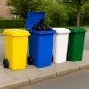 Set pattumiere differenziata 120L su marciapiede con ruote e coperchi colorati