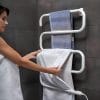 Scaldasalviette elettrico installato a muro con asciugamano